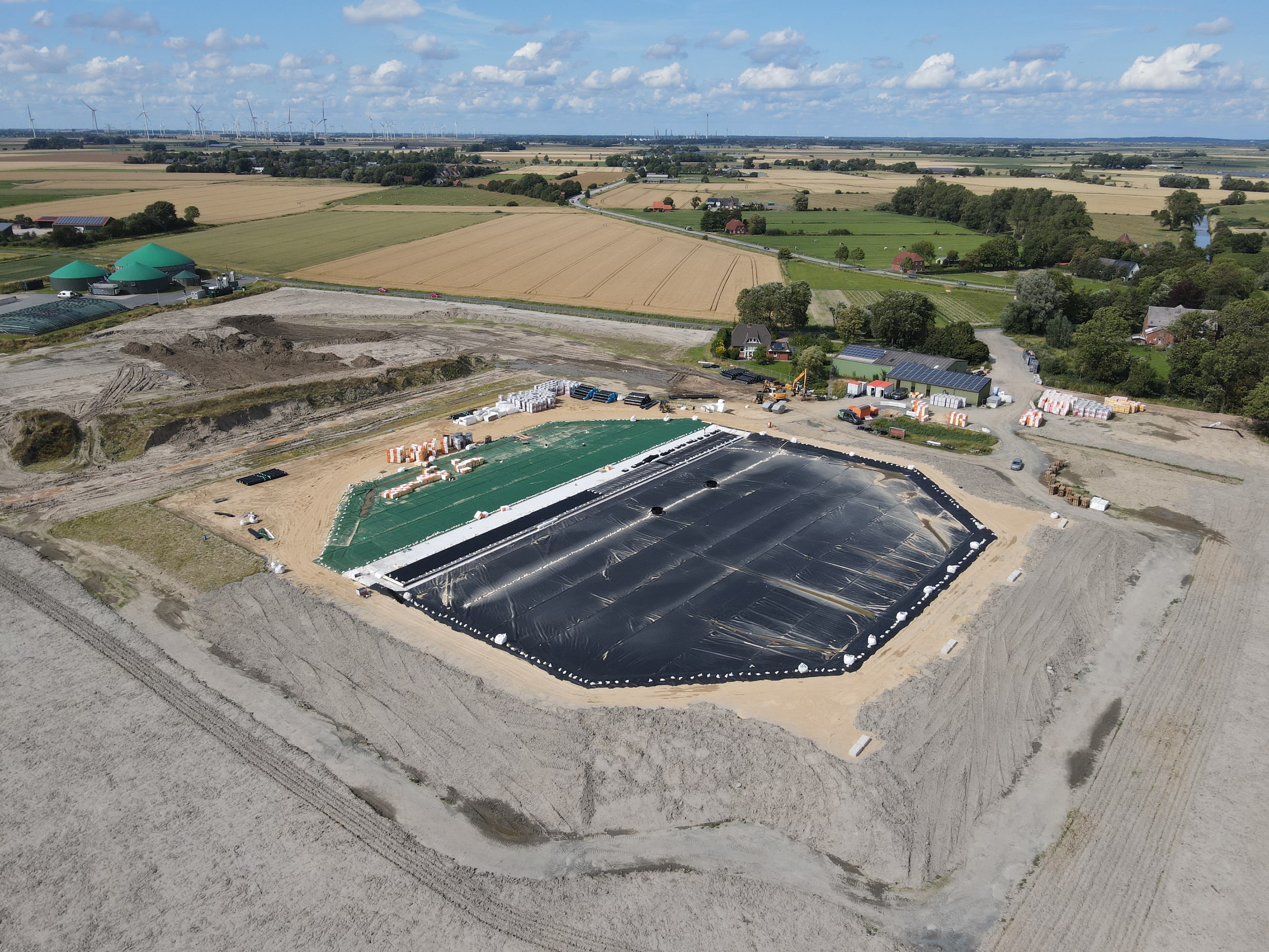 Installation of the GSE® HDH geomembrane lining the Meldorf PTES basin, ensuring secure high-temperature containment for renewable heat storage and long-term emission reduction.