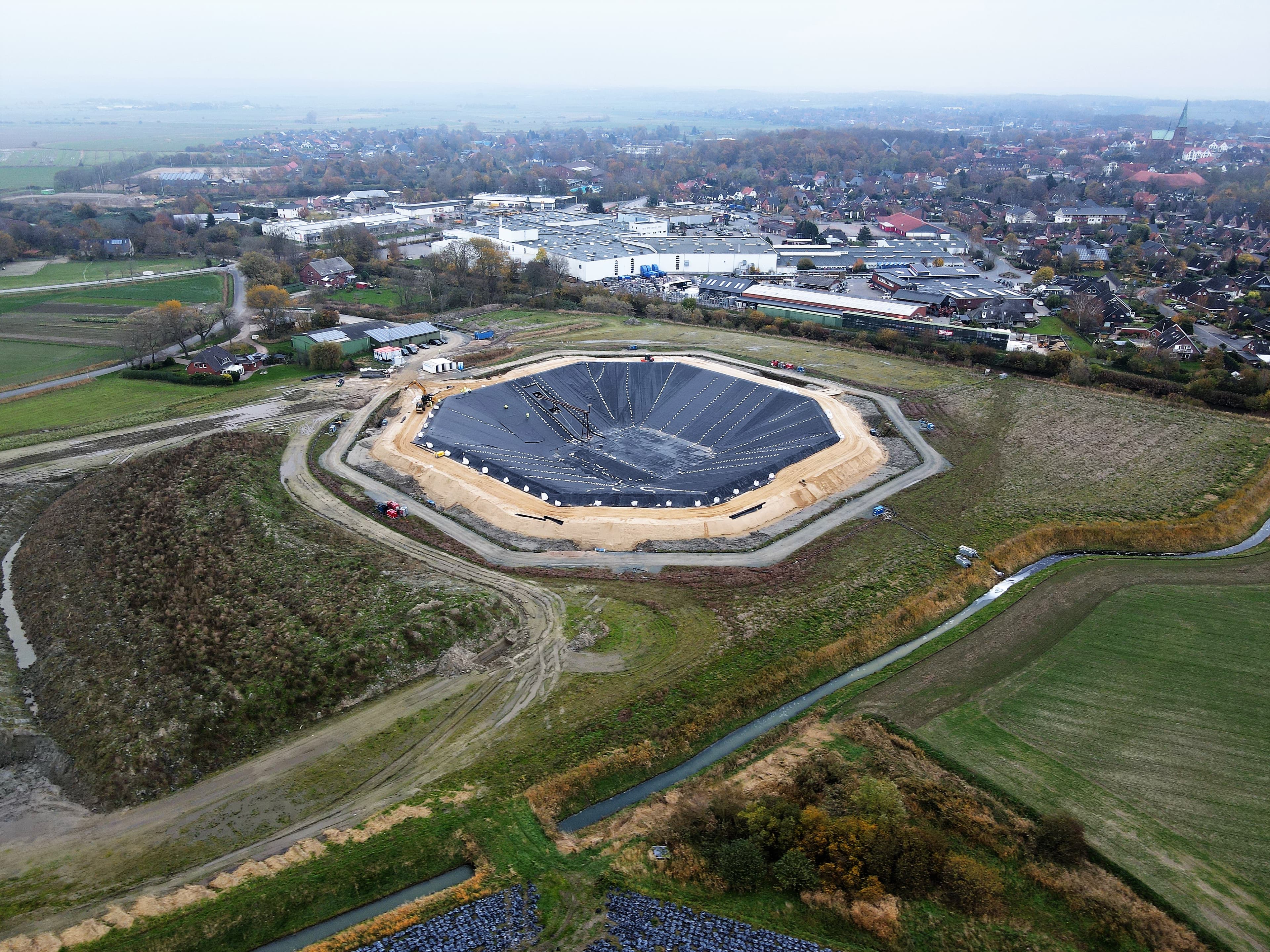 Completed octagonal pit thermal storage in Meldorf: a 43 million liter facility that delivers 1,500 MWh of renewable heat annually and cuts local heating emissions by 90 percent.